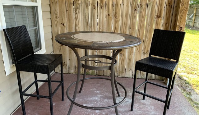 25 minutes from the beach/Ft Walton. Family size Towne home 3 BDR 2 1/2 Bath