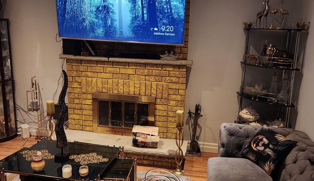 25 minutes From YYZ Airport Luxurious 5 Bedrooms 3Bath Home with a POOL & WIFI