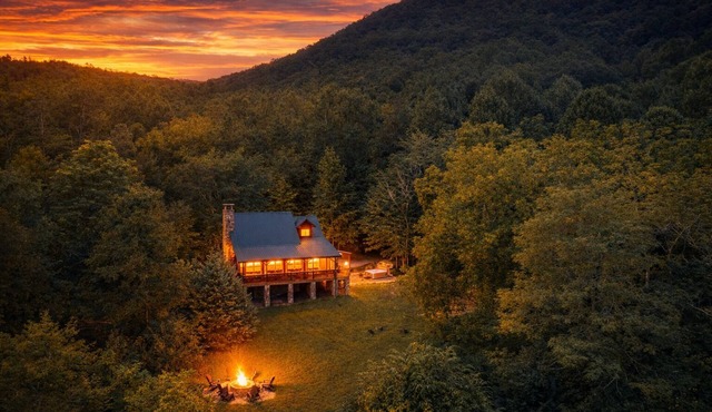 ✨ 25% Off Premium Mountain View Cabin “⭐ Guest Favorite" rated in the Top 5% of all Airbnb properties Hot Tub Fire Pit Porch Swing Close to WCU (3 Mi), Sylva restaurant, pubs, and shopping, and the Blue Ridge Parkways and many adventures.