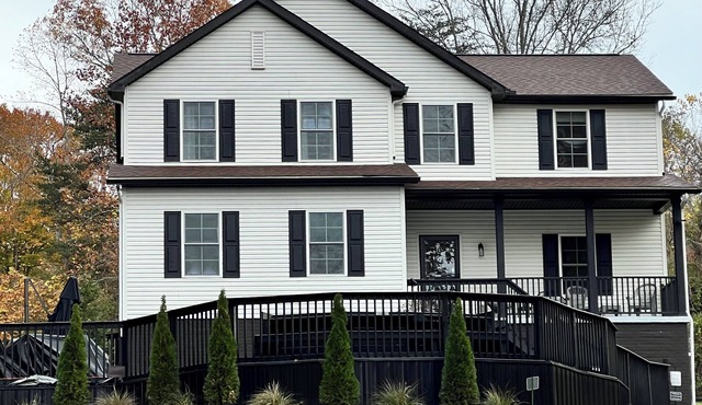 25' Round Heated pool & Pickleball May 1st to October 31st. May Reduced Rates