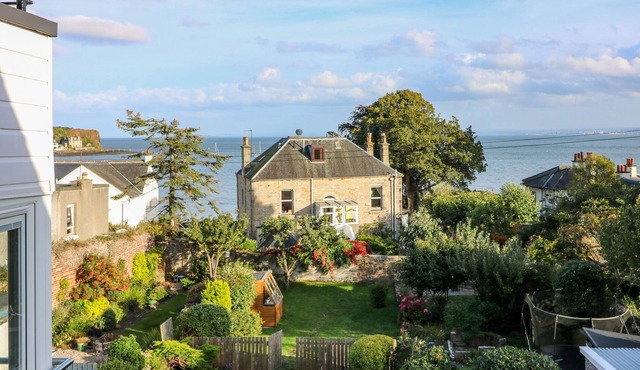 25 SEASIDE PLACE, family friendly in Aberdour