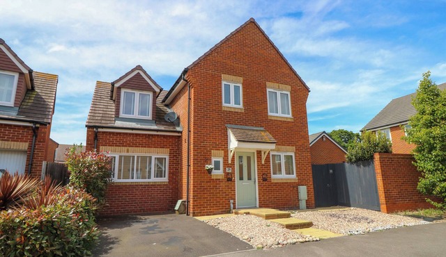 25 ST. BENEDICT ROAD, pet friendly, with a garden in Hayling Island