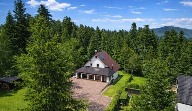 250 m² vacation home with privacy, pool & fantastic mountain and lake views