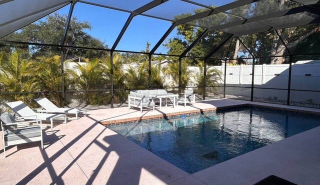 2500sqft 4bed + heated pool, 10 mins to beach/town