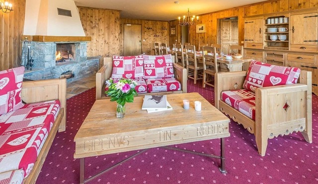 250m from ski slopes, fitness, swimming pool, sauna, fireplace or stove, tv, ski locker, 130m²