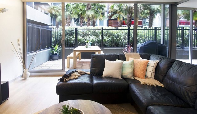 250m from the beach.Gym/lap pool access,Parking, pet friendly, outdoor area, BBQ