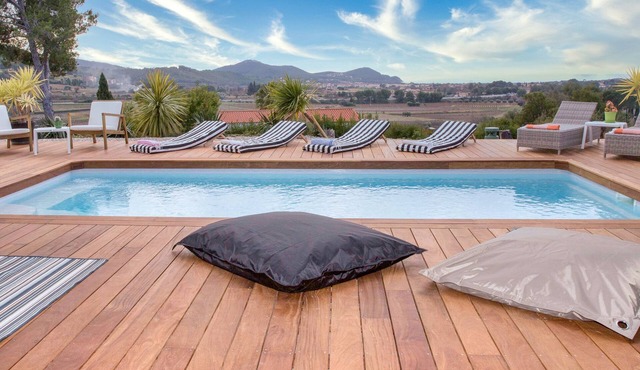 250m2 villa with 4 bedrooms, panoramic sea and vineyard view, with football pitch