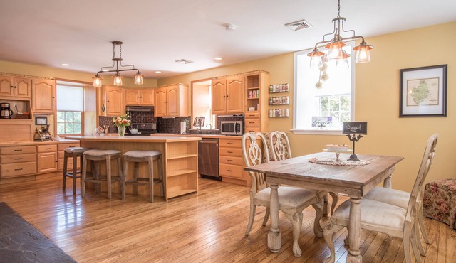 250yo Stone House - Stargazing, Fireflies, Streams, and room to Run!