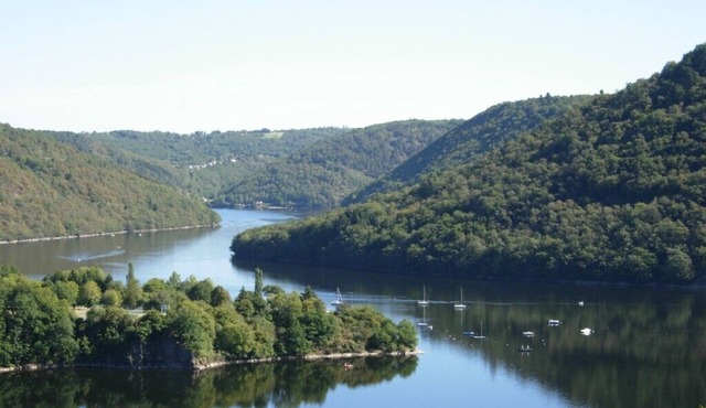 25km VULCANIA Clermont - 500m equipped beach (lake 450 hectares)