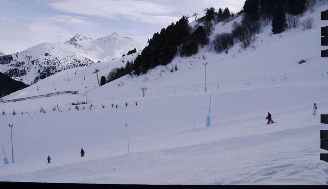 25m from ski slopes, 1st floor, view ski slopes, balcony, parking, tv, ski locker, 42m²