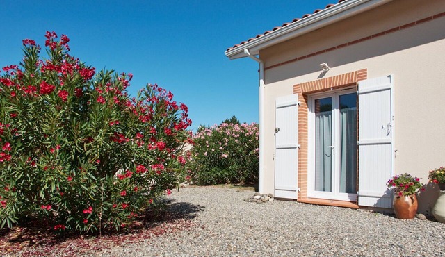 25m2 self-contained studio near Toulouse Private garden and parking