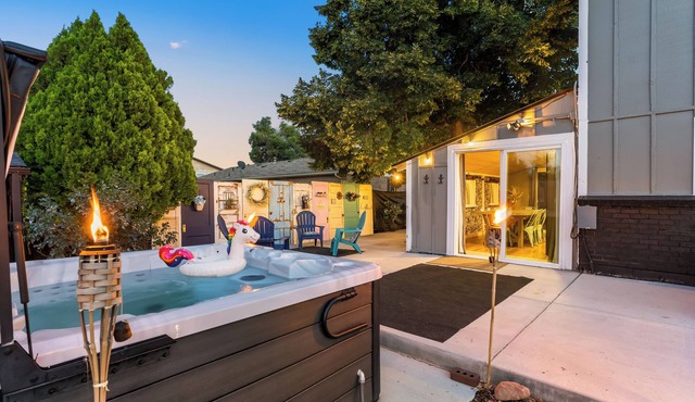 25mins to Denver*Red Rocks*Hot Tub*2 Fire Pits, 1.5hrs to skiing, Pet Friendly