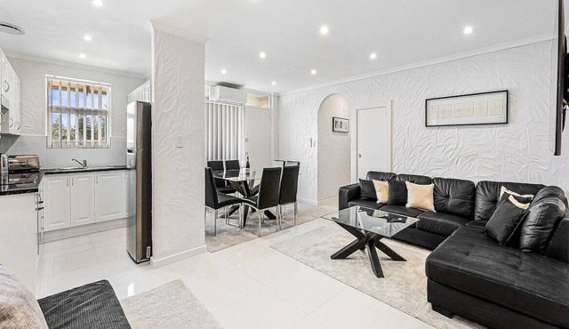 26/3 Broadway, Glenelg South · 50m to Beach+Balcony | Parking WiFi King Airport