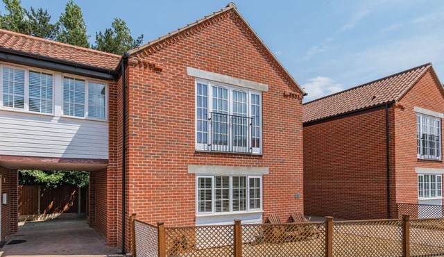 26 BURTONS MILL, family friendly, with a garden in Stalham