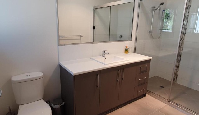 26 Satinwood Drive- Low set modern, sleeps 8