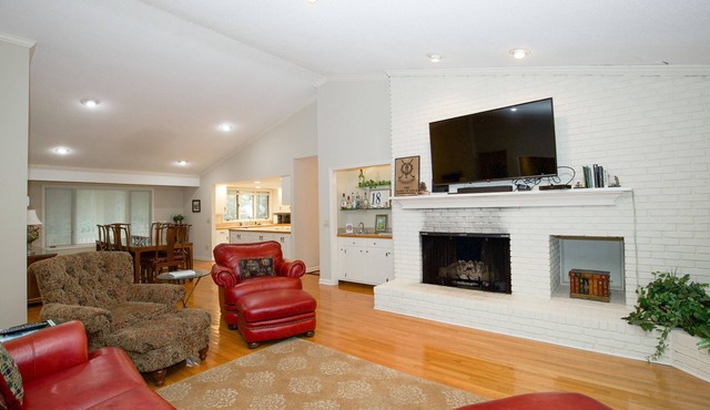 260 Linden- Sleeps 8!