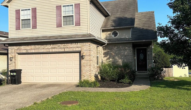 2600 SF home 15 Minutes from Downtown Louisville in New Albany. Full basement.