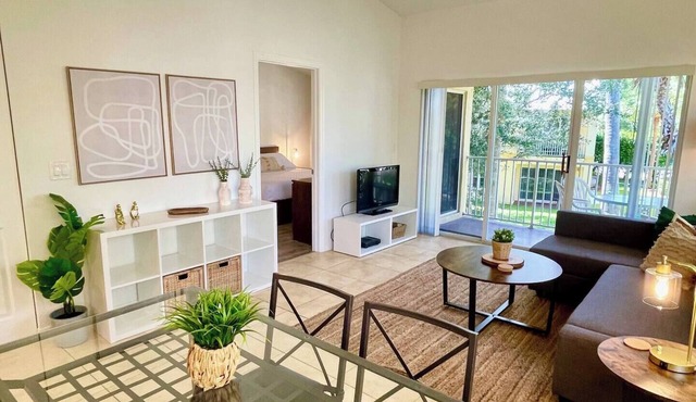 260D - Boca Retreat w/Pool, Parking, Near Evert Tennis & Shops