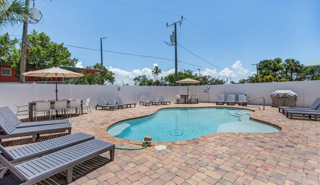 2633 Coconut Dreams B: 4BR w/Pool & Steps to Beach