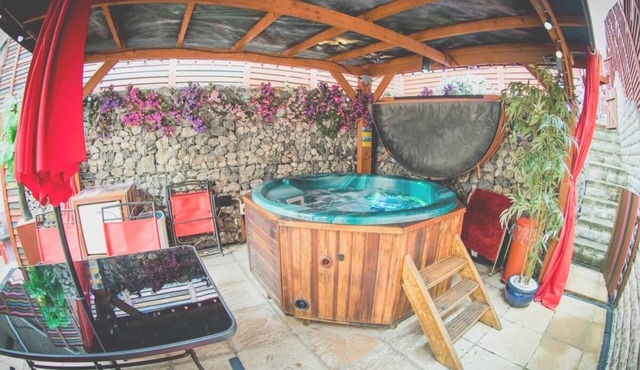 "266" 4 STAR! HOT-TUB, LOG-FIRE, BQ, PLAYGROUND, BIKE LOCKUP, Nr Zip World