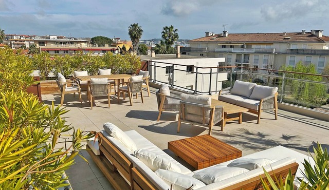 27. 2-bedroom apt with balcony, private roof terrace, parking and pool