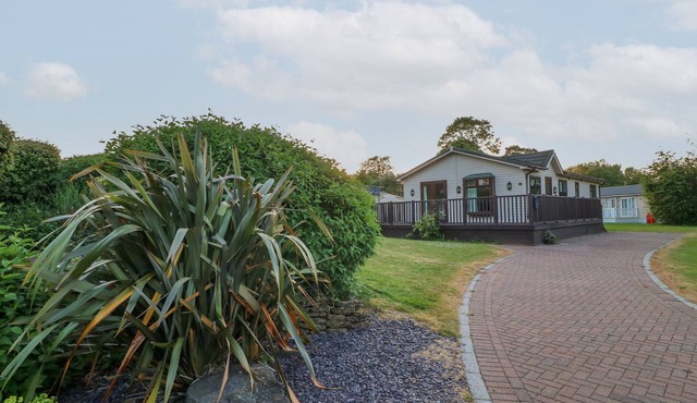 27 BROCKLEHURST, pet friendly, with a garden in Oakham