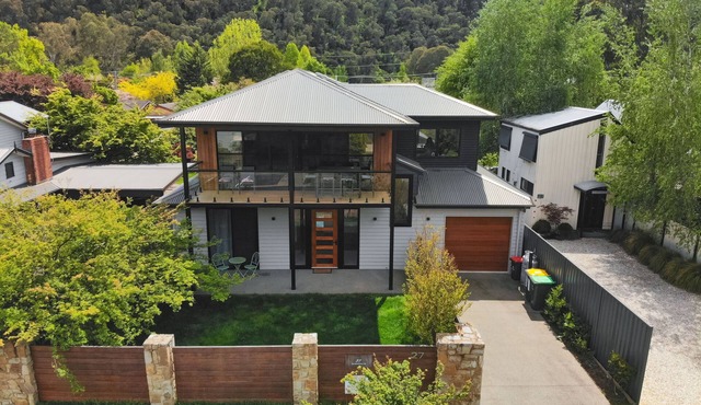 27 On Mountbatten, Bright