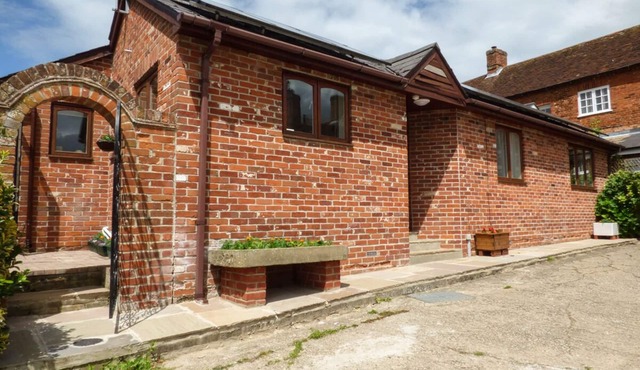 27 SWAN STREET, pet friendly, character holiday cottage in Boxford