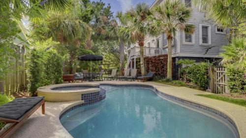 2701 Palm Boulevard by AvantStay Steps to the Beach Ping Pong Putting Green