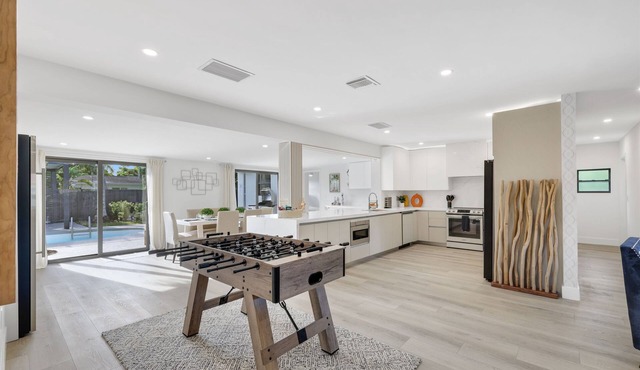 2705 Luxury Delray/Chapel Hill Beach Gem: Heated Pool, Screen Porch & Ping Pong!