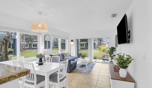 270A - Boca Retreat w/Pool, Parking, Near Evert Tennis & Shops