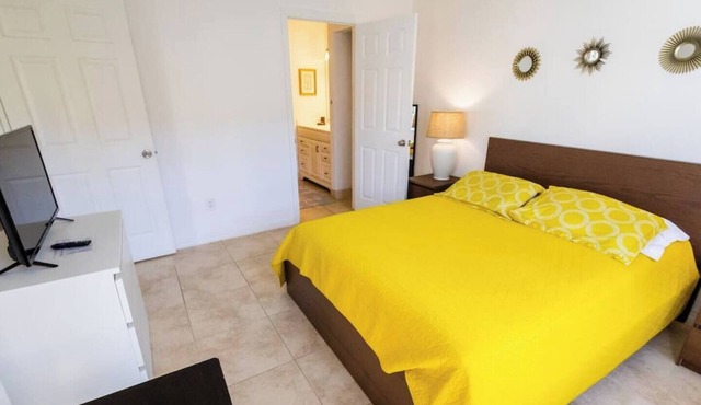 270B - Boca Retreat w/Pool, Parking, Near Evert Tennis & Shops