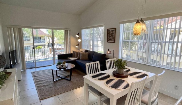 270D - Boca Retreat w/Pool, Parking, Near Evert Tennis & Shops