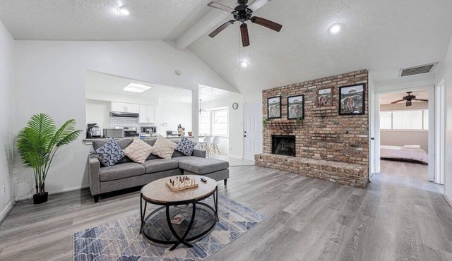 2710 Y1 cozy near IKEA Downtown Zoo