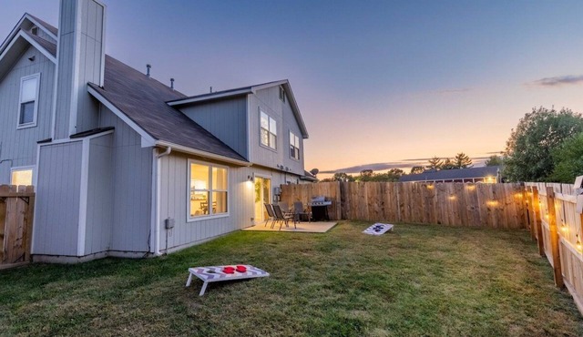 2729 Grand Cir · Lawrence Layup - Cozy King Suite, Games, Iowa St