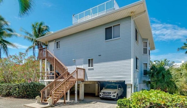 2740 Shore Ln - 1 block to the peach - Pet Friendly! Large Home