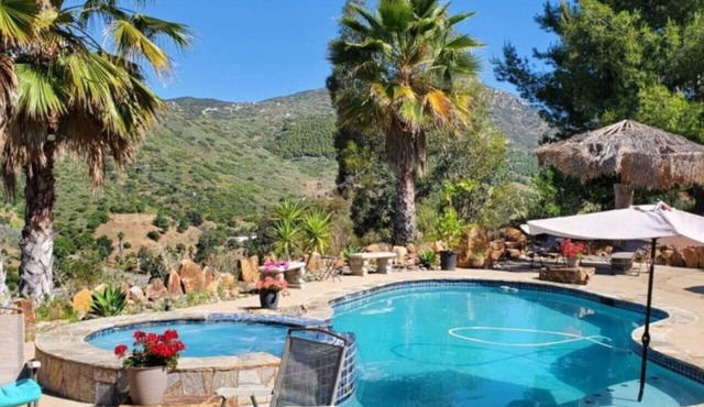 276A) Relaxing Pool Getaway!