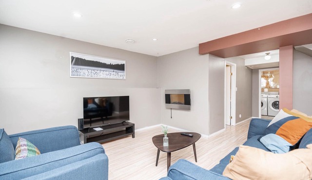 (279)Classy 3 BDR in Quiet Neighbourhood+Parking