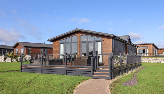 28 DELAMERE POINT, pet friendly, with hot tub in Delamere