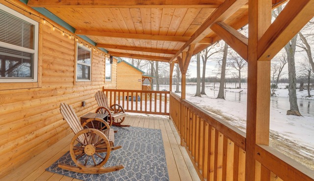 28 Mi to Downtown Louisville: Serene Farm Getaway