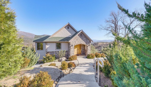 28 Mi to Yosemite: Lovely Mtn Cottage w/Deck!