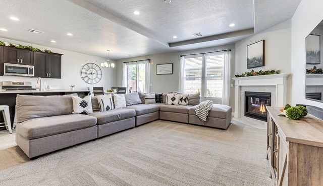 28 Mi to Zion Nat’l Park: Modern Washington Home