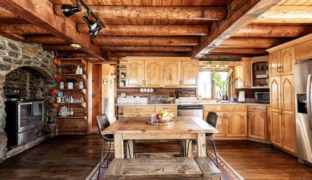 28 Min from Nashville Quiet Log Cabin W/Pool & Spa Sleeps 16