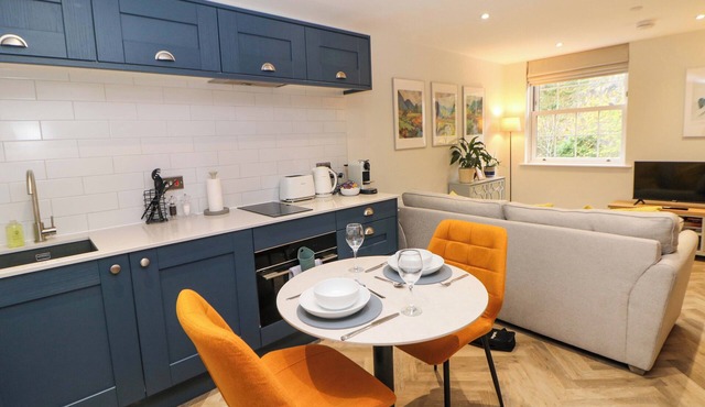 28 ROCK MILL HOLIDAY APARTMENTS, romantic, with a garden in Calver