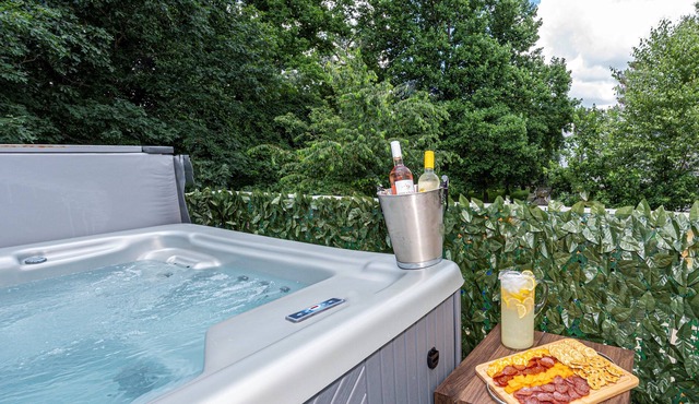 2800 sqft 8 beds 2.5 bath sleeps 20 with hot tub, pool, & luxury kitchen/baths