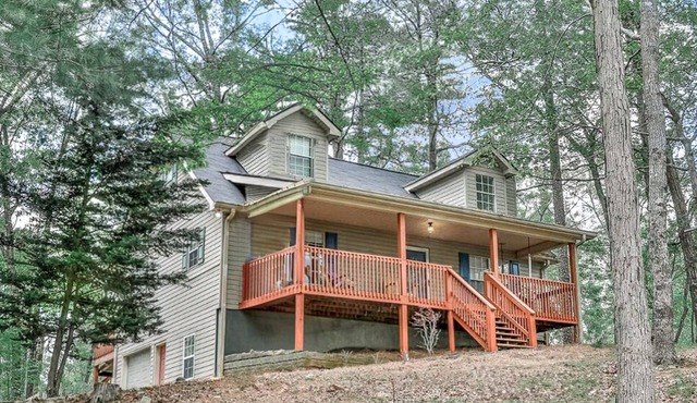 2800 sqft Forest Retreat!4 min to Pool- Hot Tub~Firepit~Dogs! 8 min to Town!