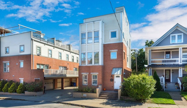 2800sqft Rooftop Home W/Skyline Views+80 in tv, Darts, Shuffleboard and more!