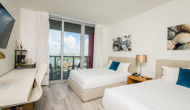 2803B Modern Long Short stay vacation condo city view pool gym balcony