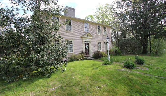 2828 Main Street - Antique Charm: 5BR Historic Home, Modern Amenities