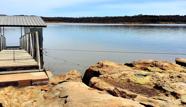 289 Scenic Lane Lakefront cabin w/boat dock, large deck, and Keystone Lake views